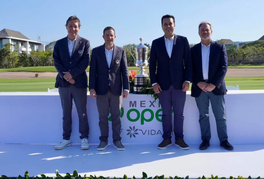Organizadores y empresarios con la copa de México Open At Vidanta