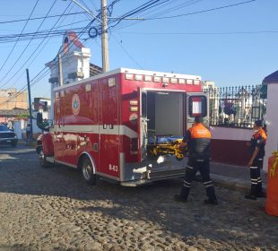 Paramédicos subiendo camilla a la ambulancia