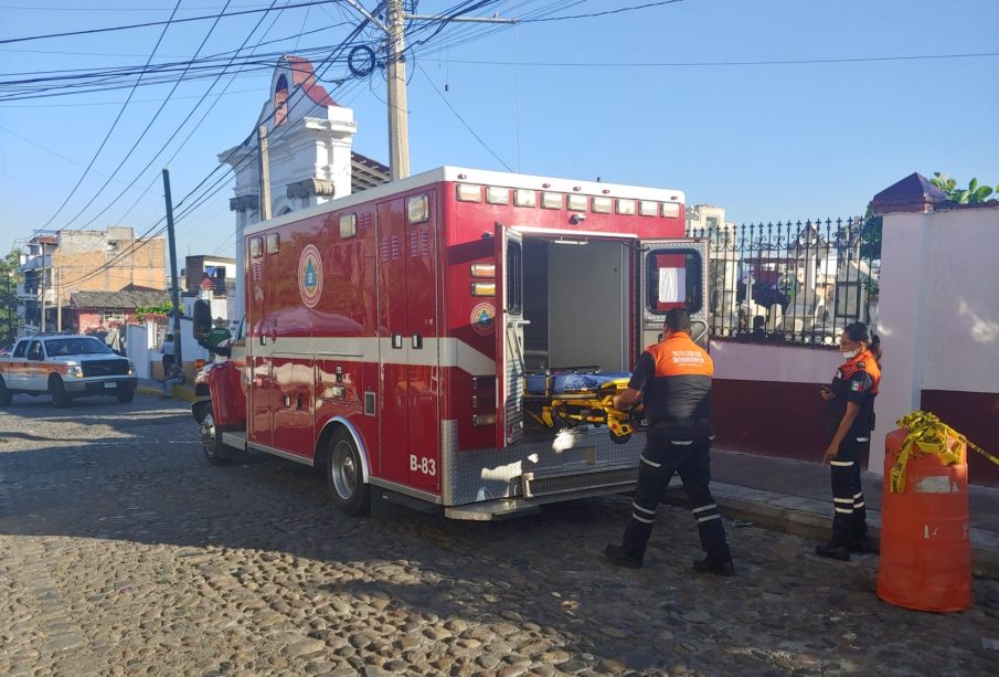 Paramédicos subiendo camilla a la ambulancia