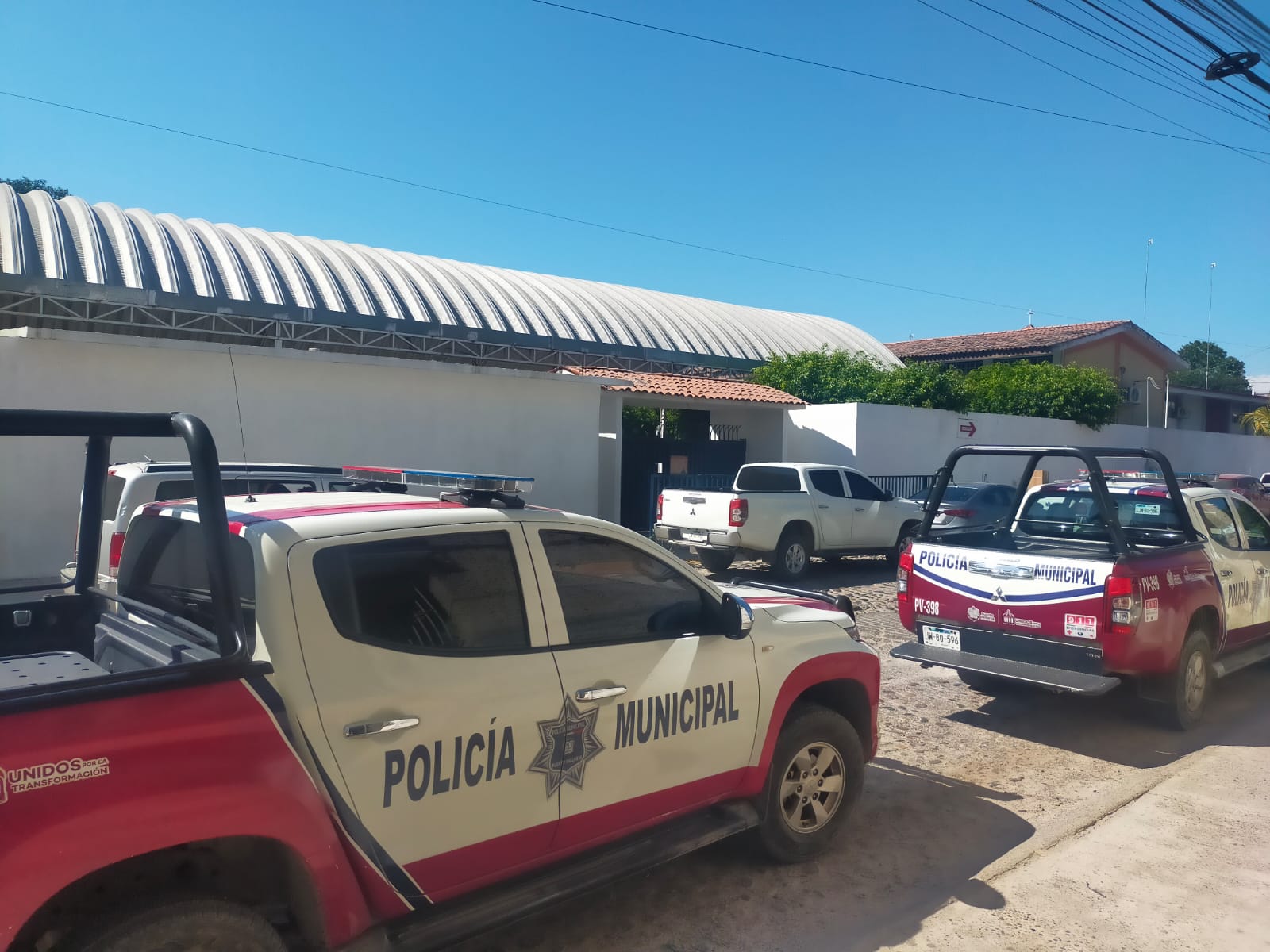 Patrullas de la Policía Municipal en primaria de La Aurora