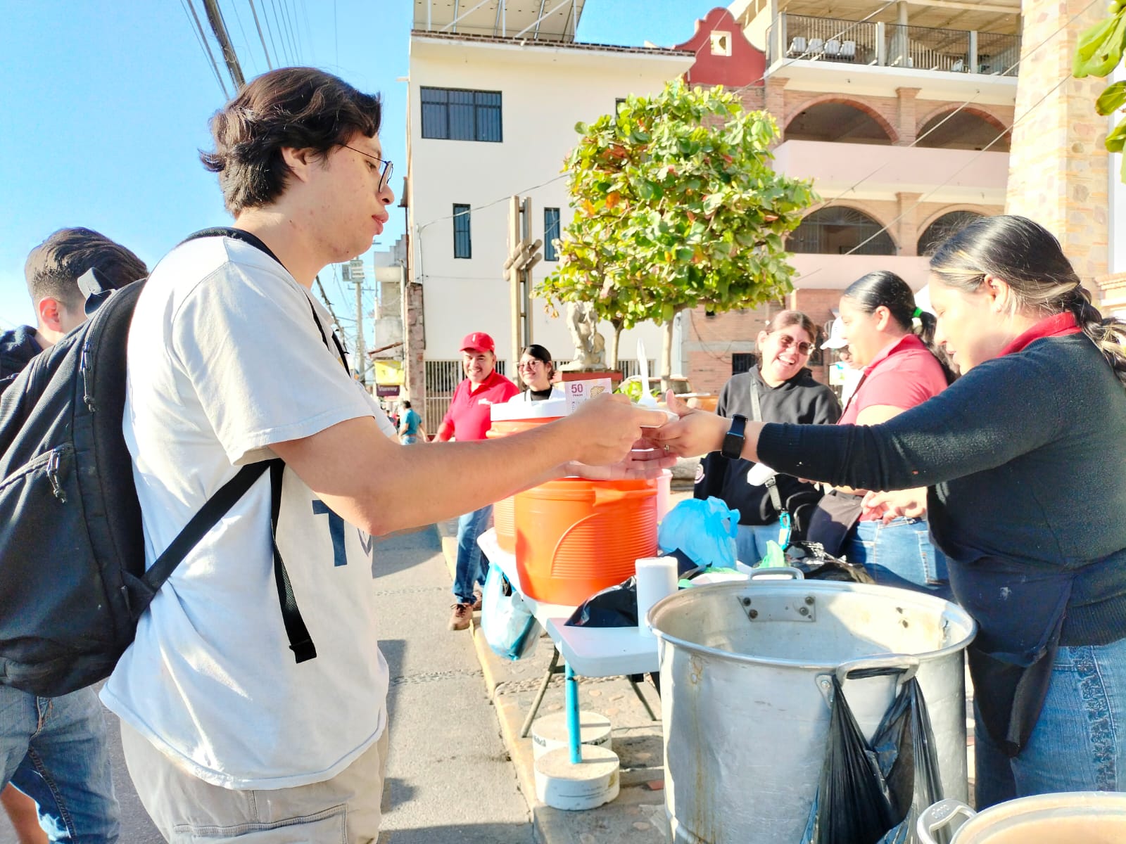 Personas comprando tamales