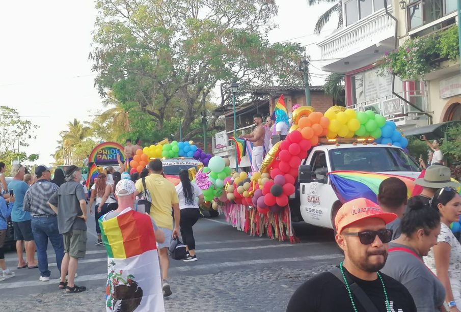 Personas desfilando en centro de Puerto Vallarta