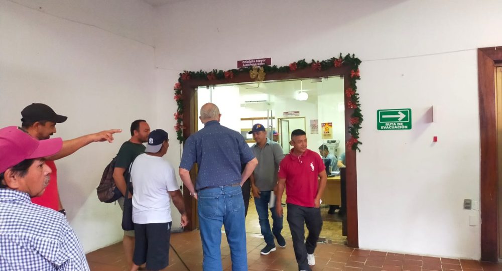 Personas en instalaciones del Ayuntamiento de Puerto Vallarta