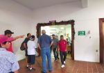 Personas en instalaciones del Ayuntamiento de Puerto Vallarta