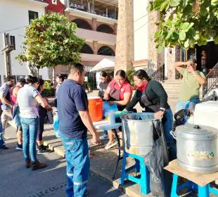 Personas formadas para comprar tamales