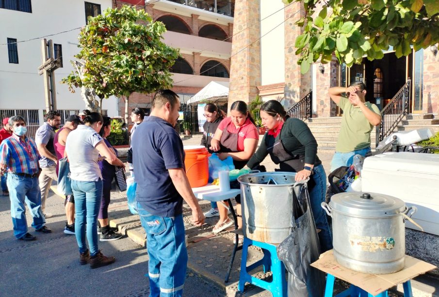 Personas formadas para comprar tamales