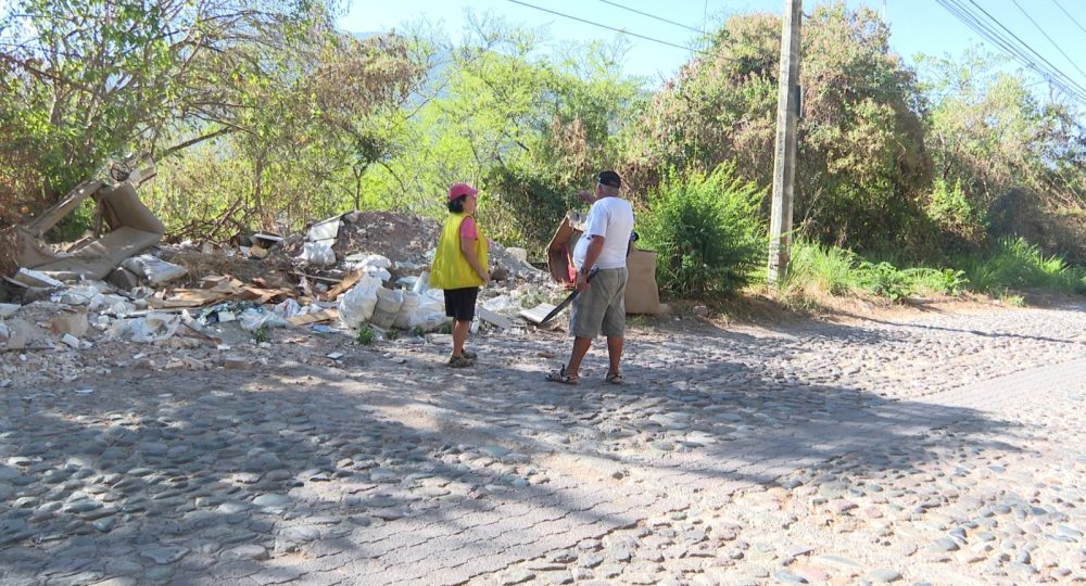 Personas limpiando calle Par Vial