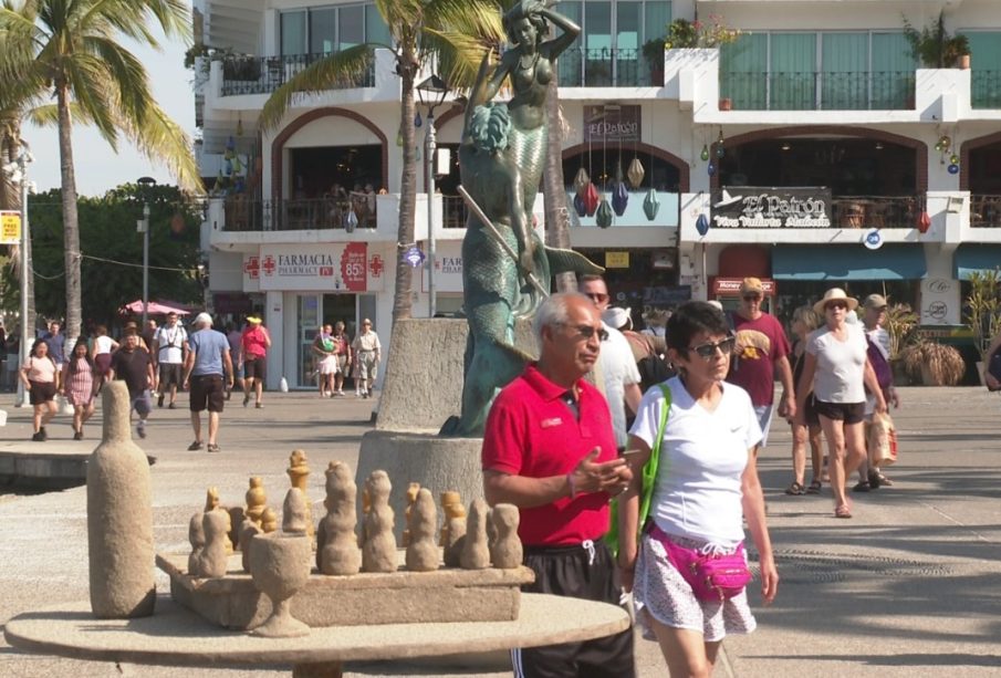 Personas paseando en Vallarta