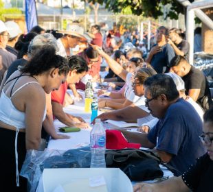 Personas registrandose al programa “Agua para Todos”