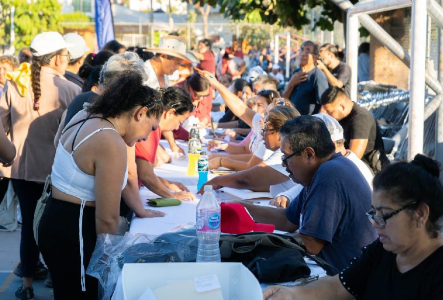 Personas registrandose al programa “Agua para Todos”