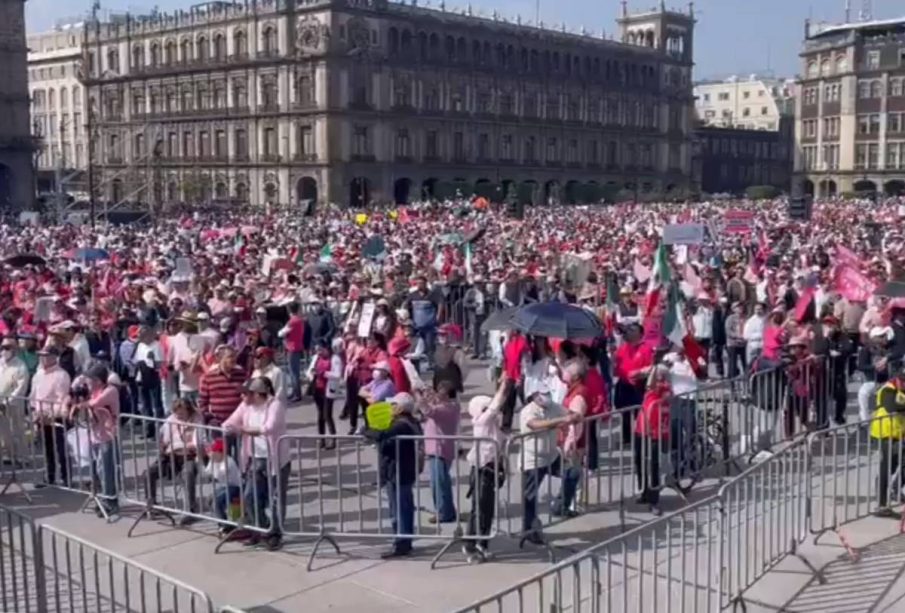 Población en Zócalo por Marcha de Nuestra Democracia