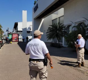 Policía turística afuera de sucursal de BBVA