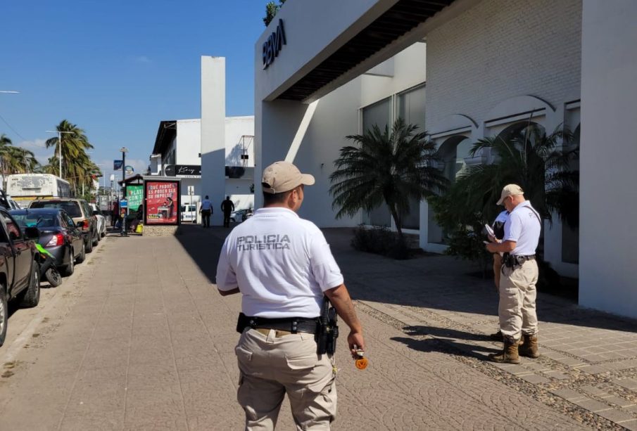 Policía turística afuera de sucursal de BBVA