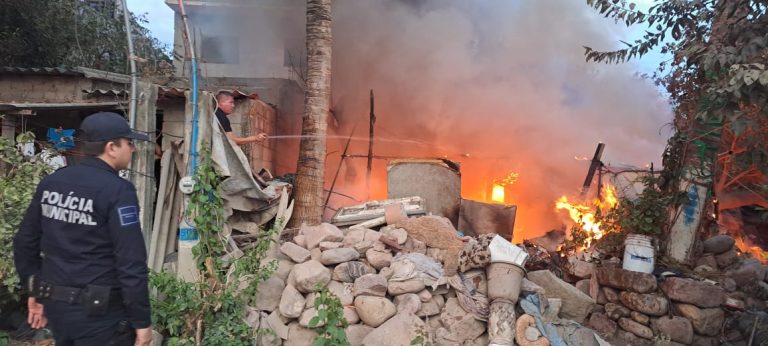 Policias auxiliando en incendio