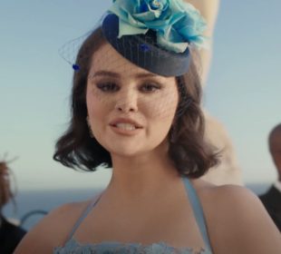 Selena Gomez en videoclip Love On