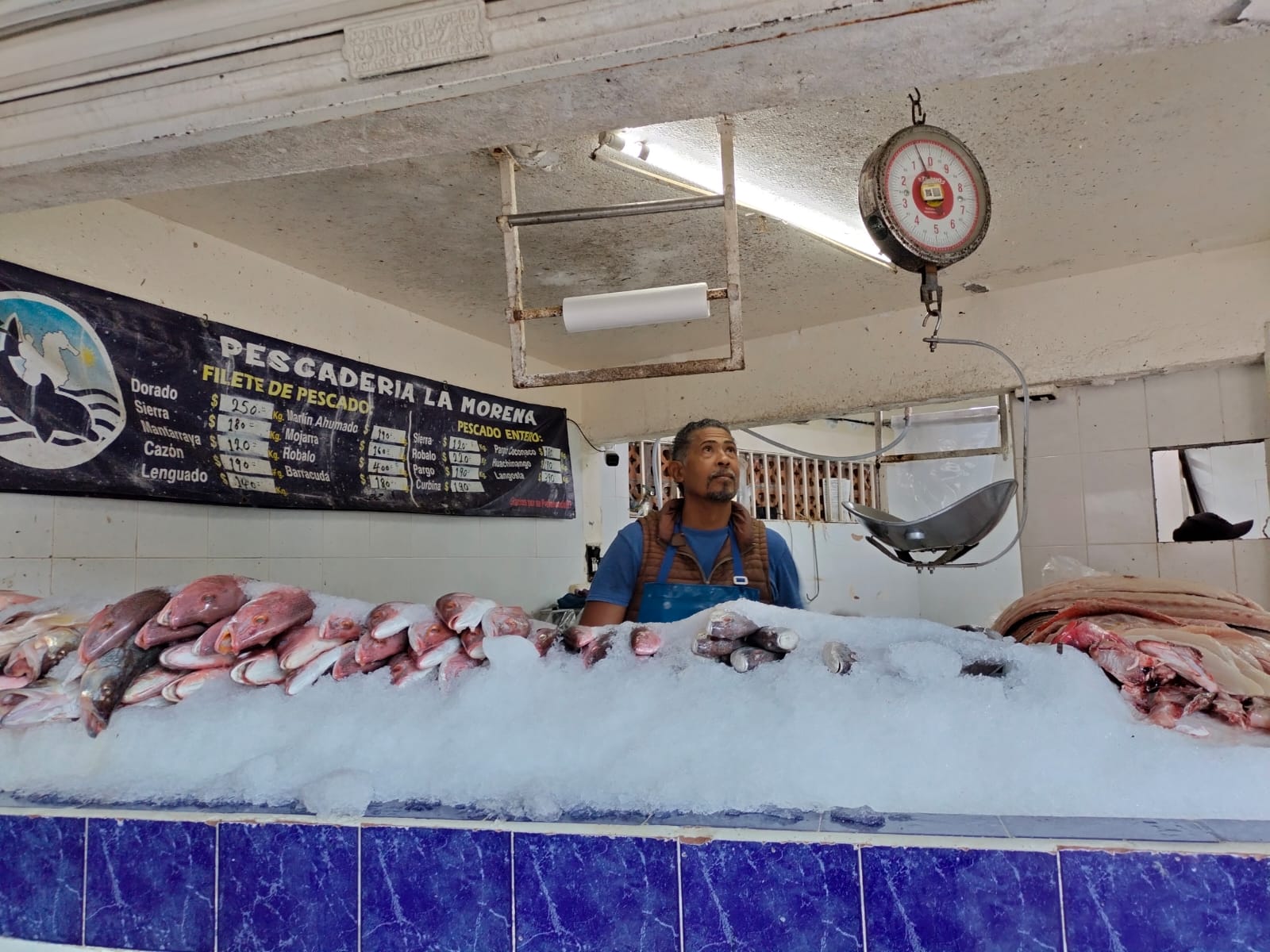 Señor atendiendo pescadería