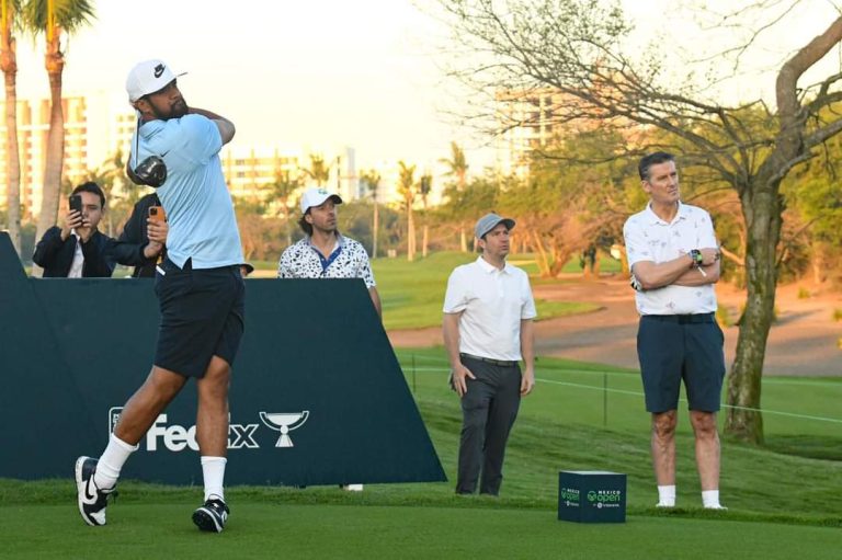 Tony Finau en el campo de golf jugando