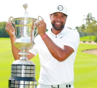 Tony Finau sosteniendo trofeo del Mexico Open at Vidanta 2023