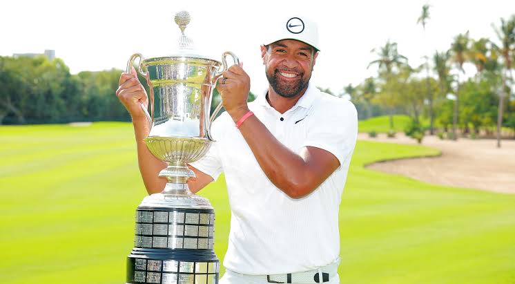 Tony Finau sosteniendo trofeo del Mexico Open at Vidanta 2023