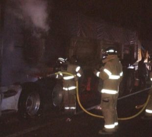 Tráiler incendiado en Autopista