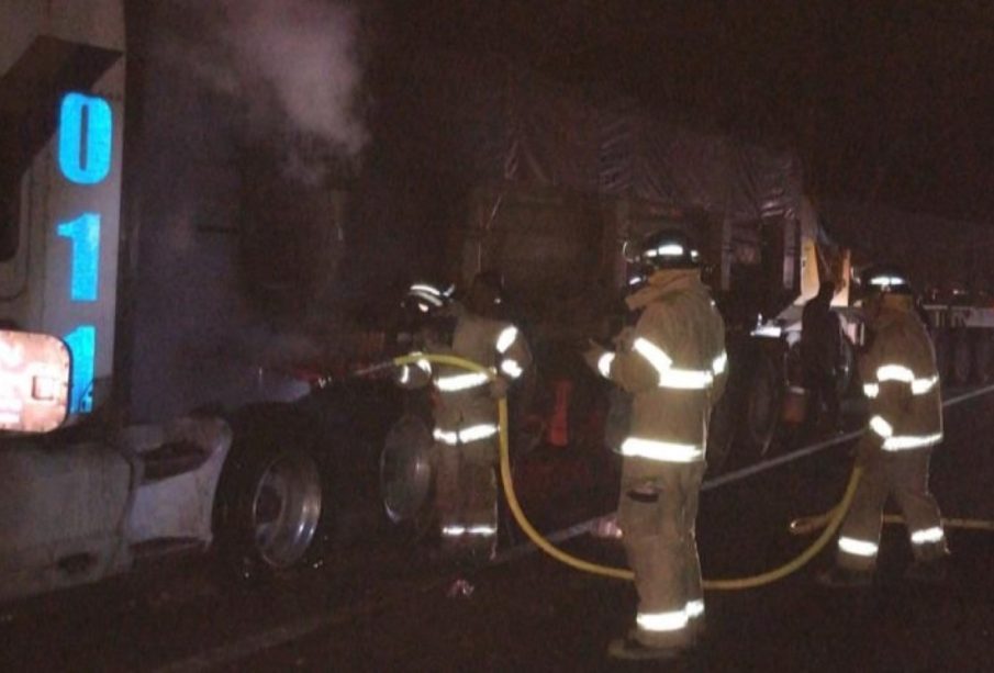 Tráiler incendiado en Autopista