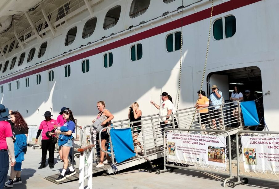 Turistas bajando de crucero