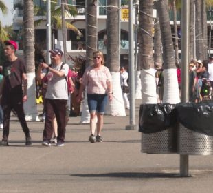 Turistas caminando en malecón