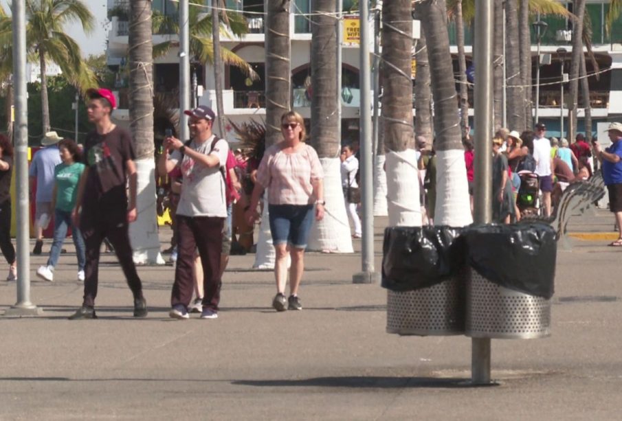 Turistas caminando en malecón