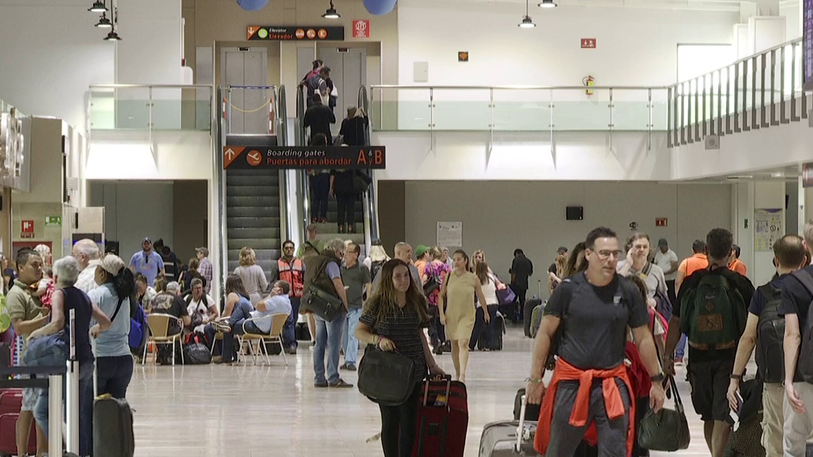 Turistas en aeropuerto de Puerto Vallarta