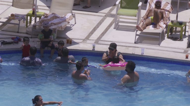 Turistas en piscina de hotel