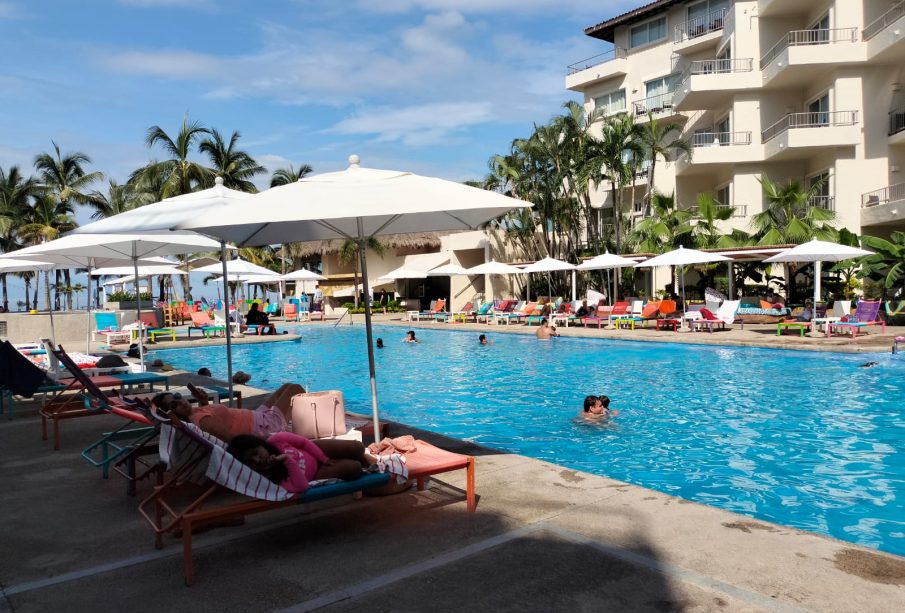 Turistas en piscina de hotel