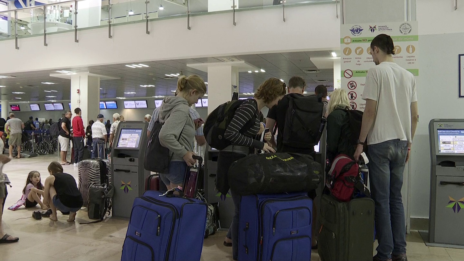 Turistas formados en aeropuerto de Puerto Vallarta