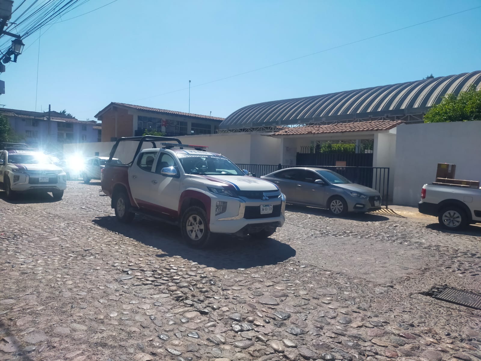 Unidades policiales en primaria de La Aurora