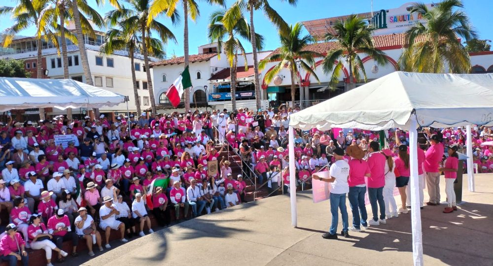 Vallartenses reunidos en plaza por marcha