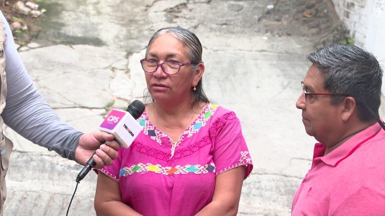 Vecinos de Barrio Lindo en entrevista