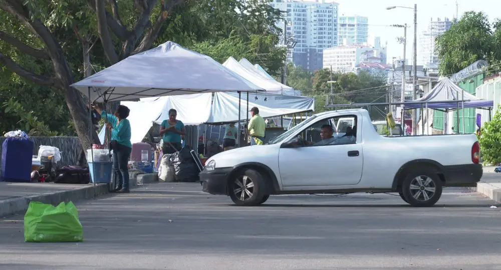 Vendedores colocándose en tianguis