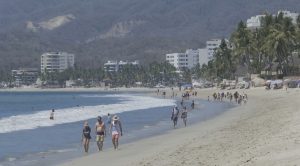Visitantes paseando en playas de Bahía