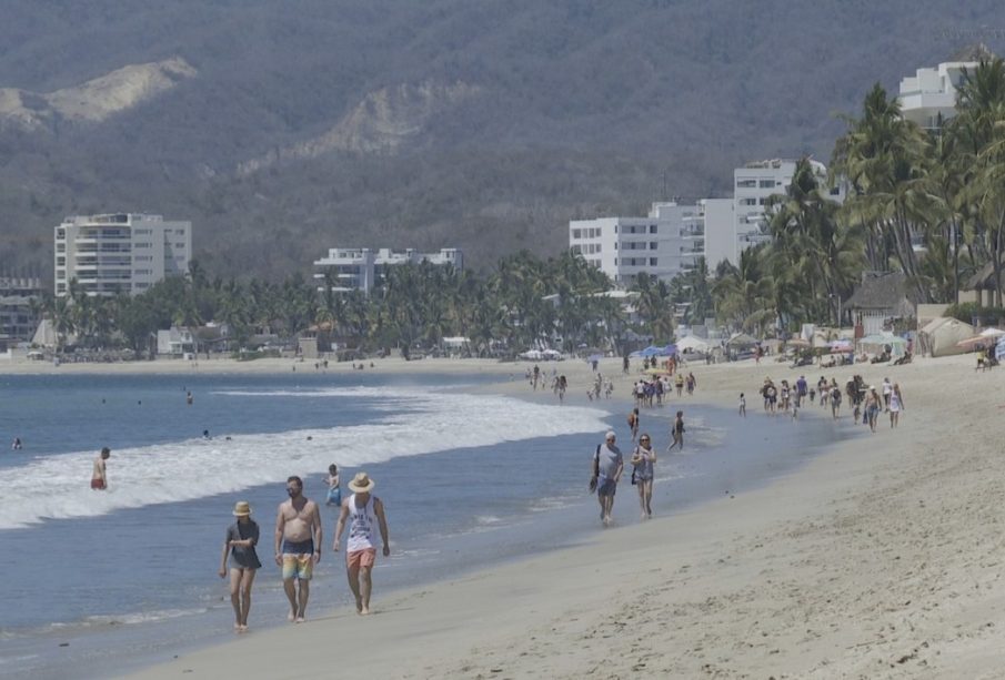 Visitantes paseando en playas de Bahía