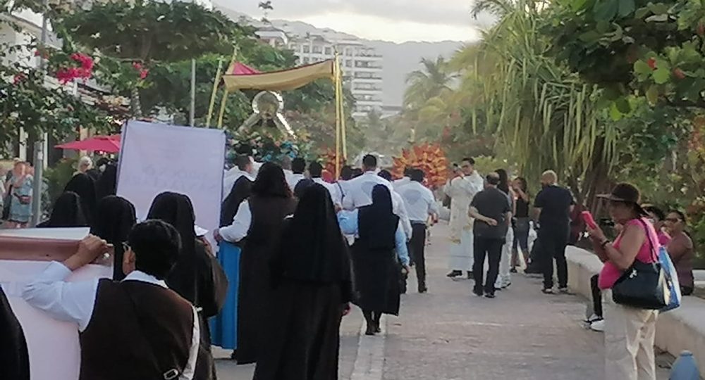 Religiosas o monjas peregrinaron en el malecón