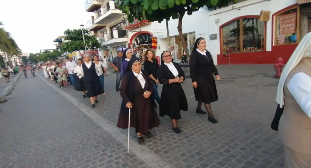 Religiosas o monjas peregrinaron en el malecón
