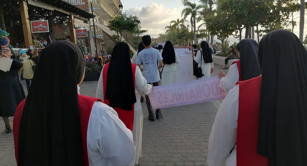 Religiosas o monjas peregrinaron en el malecón