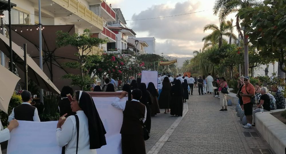 Religiosas o monjas peregrinaron en el malecón