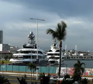 Yates en Vallarta.