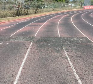 Deportistas solicitan rehabilitación de la pista de atletismo de San José del Valle.