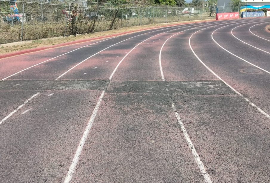 Deportistas solicitan rehabilitación de la pista de atletismo de San José del Valle.
