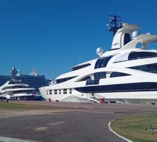 Yate de lujo Attesa atracado en Vallarta