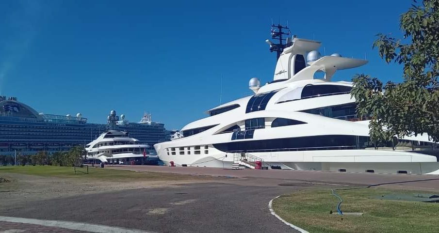 Yate de lujo Attesa atracado en Vallarta