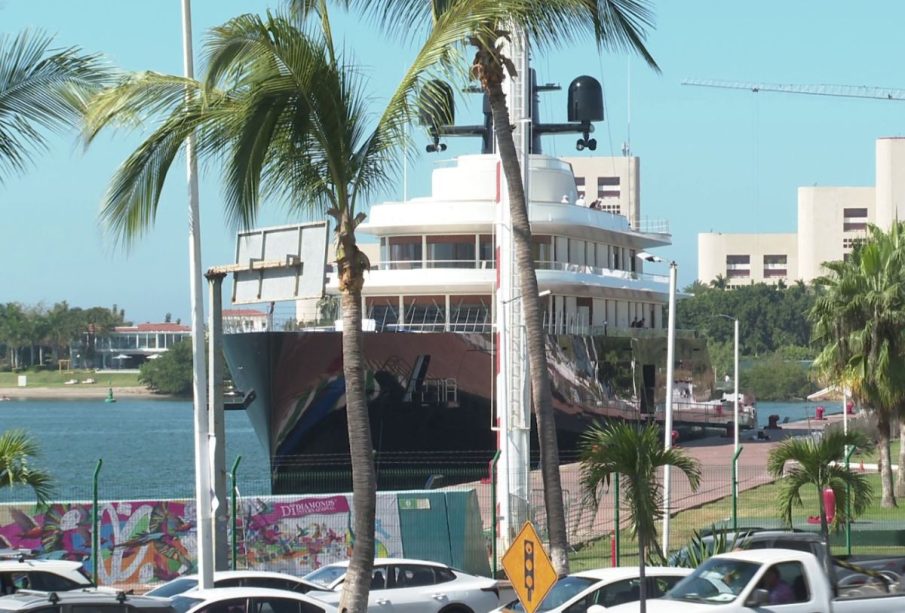 Yate en terminal marítima de Puerto Vallarta