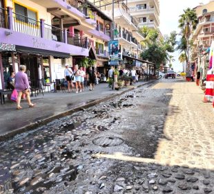 Aguas negras en las calles del centro de Vallarta