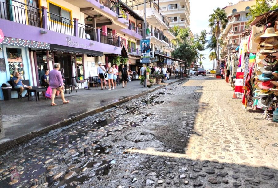 Aguas negras en las calles del centro de Vallarta